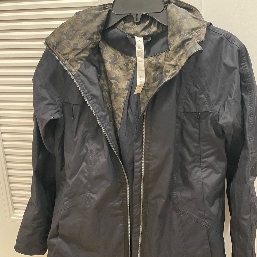 “Lululemon Fo Drizzle” women’s rain/snow jacket. In black very lightly worn.